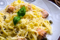 Tagliatelle Alfredo cu somon și capere