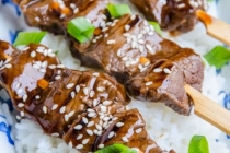 Frigărui de vită în sos teriyaki cu orez basmati