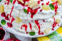 Pavlova cu ananas si rodii