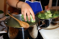 Supa crema de broccoli cu branza Roquefort si menta proaspata