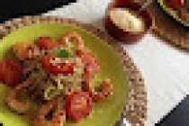 Tagliatelle cu creveţi şi roşii la grătar