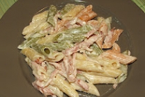 Penne tricolore cu parmezan, sunca si smantana