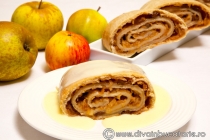 STRUDEL VIENEZ CU MERE SI SOS DE VANILIE