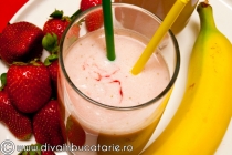 MILKSHAKE DE BANANE SI CAPSUNE