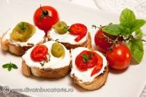 CROSTINI CU CREMA DE BRANZA SI ARDEI COPT