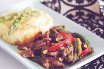 Stir fry beef with asparagus, red pepper and rice/Vita cu sparanghel, ardei si orez - stil chinezesc