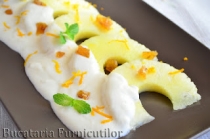 Carpaccio de Ananas cu Sos de Caramel si Fulgi de Migdale