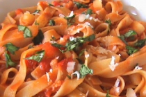 Tagliatelle picante cu bacon, usturoi si parmezan