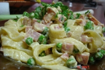 Tagliatelle   carbonara   cu sunca si mazare