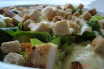 Salata verde cu pui si sos picant de iaurt