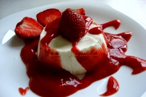 Panna cotta cu sos de capsuni