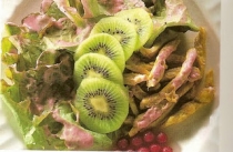 Piept de gaina pe salata de frunze de stejar cu kiwi