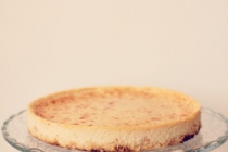 Tofu cheesecake pufos cu sos mentolat de capsuni