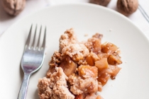 Crumble de mere cu nuci caramelizate