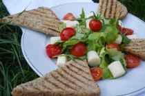 Salata cherry cu mozzarella si rucola