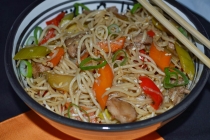 Taitei de orez(noodles) cu pui si legume