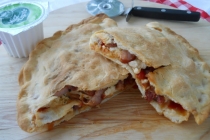 Pizza calzone cu miez de lapte