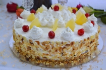 Tort cu jeleu de ananas, crema de mascarpone si dulceata de visine