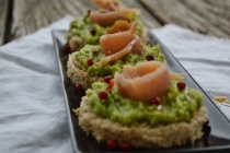 Tartine cu pasta de avocado si ton afumat