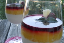 Panna cotta cu crema de ananas si sirop de zmeura