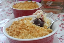 Crumble cu cocos si cirese scaldate in Angelli Cherry Pink