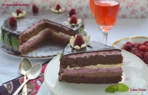 Tort divin de ciocolată și zmeură