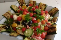 Salata bulgareasca pe pat de dovlecei zucchini