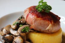 Tomino allo speck con funghi e polenta