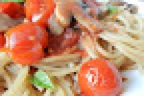 Spaghete cu ciuperci și roșii cherry