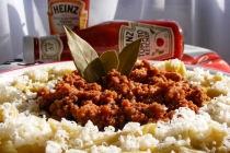 Penne con zucchine e spinaci cu sos ragù