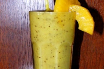 Smoothie cu kiwi si ananas