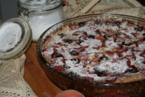 Clafoutis cu piersici si mure