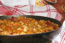 Paella cu pui si carnati chorizo