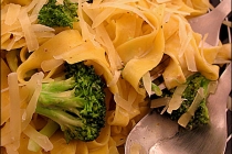 Tagliatelle cu broccoli si nucsoara