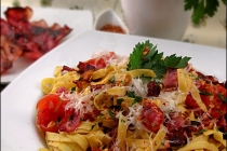 Fettuccine cu rosii cherry si bacon