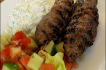 Kofte kebab de miel cu sos de iaurt