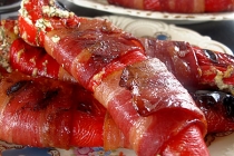 Ardei iuti umpluti, inveliti in bacon