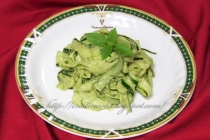 &quot;Fettuccine&quot; din zucchini cu sos de avocado