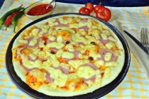 Pizza cu sunca de pui si edamer