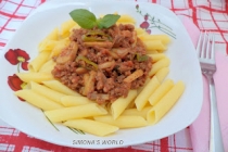 Penne cu sos de rosii, carne tocata si ciuperci