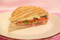 Sandwich cald cu mozzarella si salam