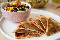 Quesadilla picanta de pui cu salata de fasole neagra si porumb