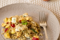 Salata de quinoa, nectarine si mozzarella