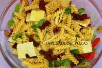 SALATA DE FUSILLI CU ROSII USCATE SI BRANZA PECORINO