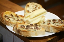 bruschetta cu gorgonzola, nuci si pere &amp; marselan 2010, domaine boyar